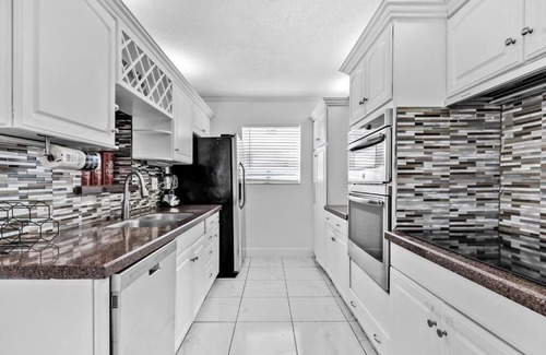 Dania Beach Appartement | 4BR House, Heated Pool 5 mins to Beach Game Room