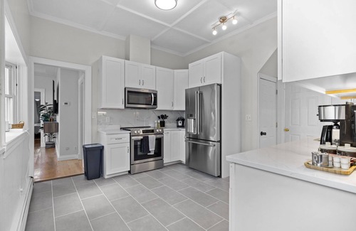 East Somerville Maison | 4BR Lux House near Harvard/MIT + Free Parking + BBQ + Fire Pit