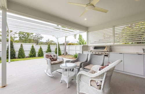 Upper Kedron Maison | 4BR Modern Home Near Parks and Dining with Outdoor Space