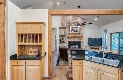 Catalina Maison | 4BR Mount Lemmon Retreat w/ Hot Tub - Sleeps 14!