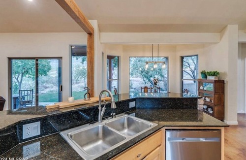 Catalina Maison | 4BR Mount Lemmon Retreat w/ Hot Tub - Sleeps 14!
