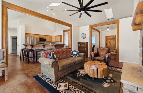Catalina Maison | 4BR Mount Lemmon Retreat w/ Hot Tub - Sleeps 14!