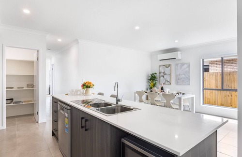 Browns Plains Maison | 4BR Newly furnished Cozy house @Brownsplain