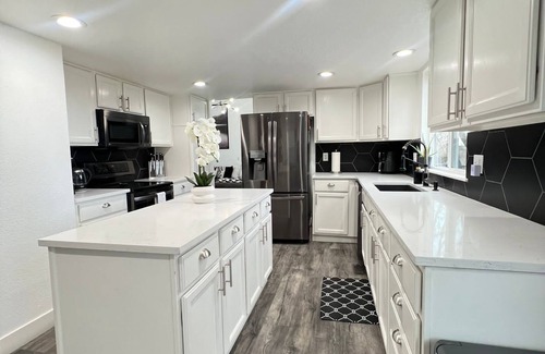 Lone Tree Maison | 4BR + office updated home, great location in Lone Tree! Dogs OK