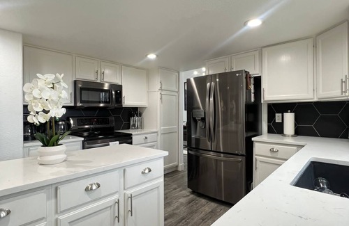 Lone Tree Maison | 4BR + office updated home, great location in Lone Tree! Dogs OK