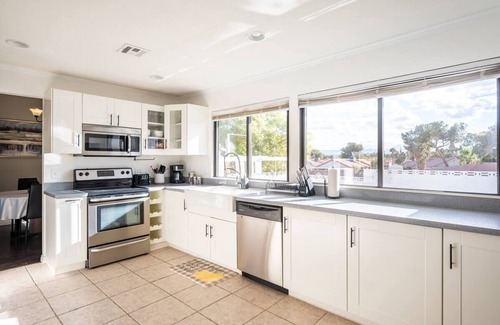 Paradise Maison | 4BR Pool-House Vacation by the Strip! Family-Friendly!