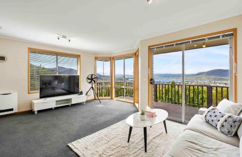 West Moonah Maison | 4BR Retreat with Stunning Derwent River Panorama