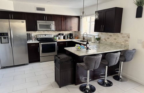 Casa Granada Townhouses Maison | 4BR Sleeps 12 Arcade Fire Patio