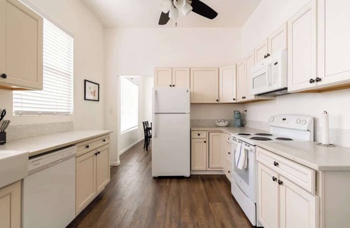 Hosford-Abernethy Maison | Spacious 4 bedroom home w two kitchens