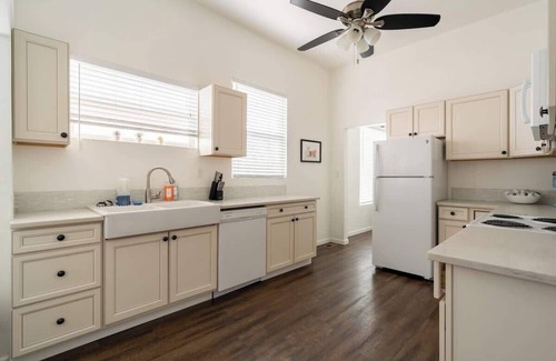 Hosford-Abernethy Maison | Spacious 4 bedroom home w two kitchens
