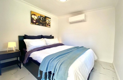 Strathfield South Maison | 4BR Straithfield South House close to airport/city sleeps 10 free parking