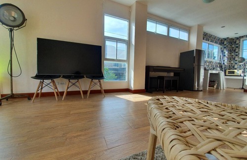Chom Phon Maison | 4BR townhouse above 7-11, 10mins walk to trains, local food