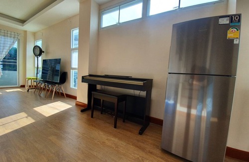 Chom Phon Maison | 4BR townhouse above 7-11, 10mins walk to trains, local food