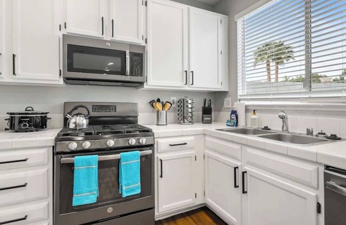 Foothills Maison | ❤️NEW 4BR Luxury Vegas Home w/ NEW Pool and Spa
