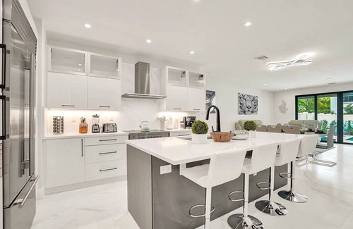 Colee Hammock Maison | 4BR w htd Pool Walk to Las Olas 5mins to Beach
