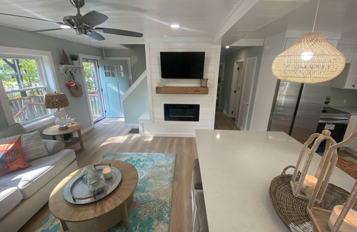 Kenyon Maison | 4br2ba home with central AC, sleeps 12, 1.5 miles to beach!! BEACH PASS!