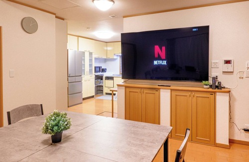Asahikawa Maison | 4LDK, air conditioning in all bedrooms, maximum 17 people, easy access to Furano and Biei, 3 parking spaces, covered parking, jet bath and separate shower, 75" TV