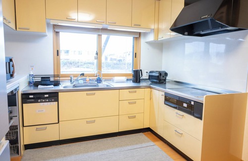 Asahikawa Maison | 4LDK, air conditioning in all bedrooms, maximum 17 people, easy access to Furano and Biei, 3 parking spaces, covered parking, jet bath and separate shower, 75" TV