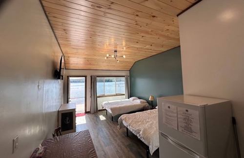Eagle Bay Hôtel | 4th Lake Front Beachside Motel room at Eagle Bay Village