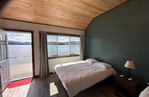 Eagle Bay Hôtel | 4th Lake Front Beachside Motel room at Eagle Bay Village