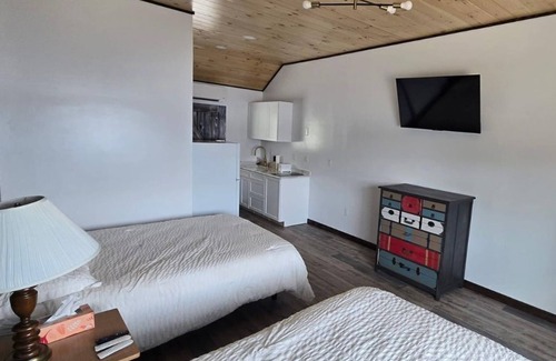 Eagle Bay Hôtel | 4th Lake Front Beachside Motel room at Eagle Bay Village