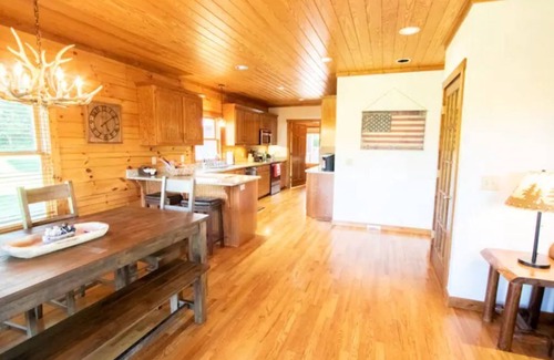 College Grove Cabine | 5 Acre 3 Bedroom Cabin Next Door to Troubadour
