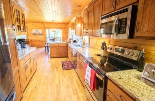 College Grove Cabine | 5 Acre 3 Bedroom Cabin Next Door to Troubadour
