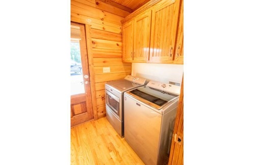 College Grove Cabine | 5 Acre 3 Bedroom Cabin Next Door to Troubadour