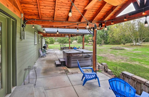 Thurston Maison | 5-Acre Getaway w/ Mtn View ~ 14 Mi to Eugene!