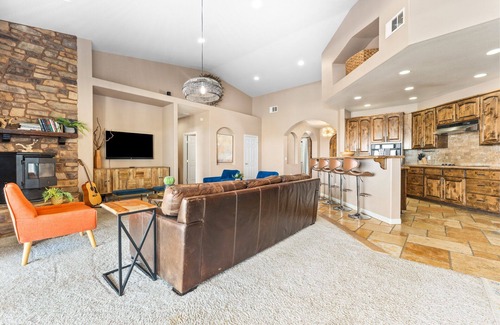 Joshua Tree Highlands Maison | 5 chambres, 5 acres, avec piscine et spa, de superbes vues près du parc!