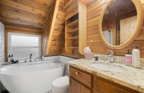 Divide Maison | 5 Acres! Modern Cabin w/Pikes Peak View