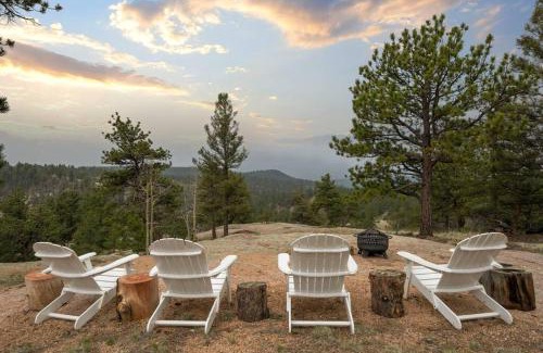Divide Maison | 5 Acres! Modern Cabin w/Pikes Peak View