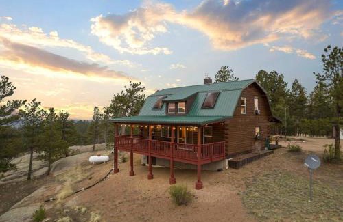 Divide Maison | 5 Acres! Modern Cabin w/Pikes Peak View