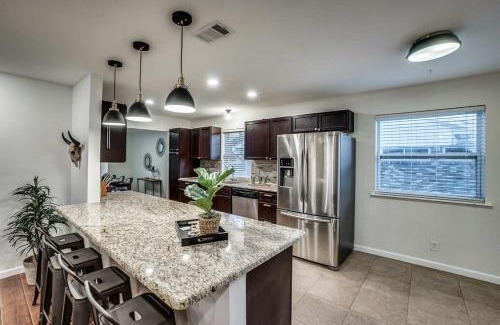 Park Central Maison | 5-BD 2-BA Spring Valley Park Home w Backyard Fun