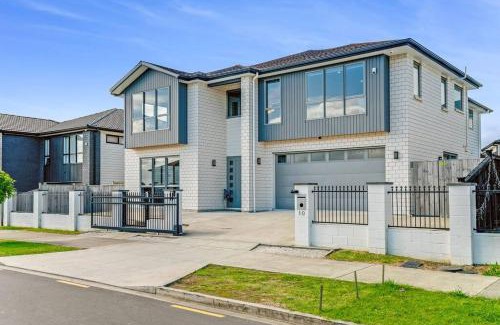 Flat Bush Maison | 5 BDR Flat Bush Mansion - Central Aircon, Fast WiFi, Pool Table, Netflix and More!