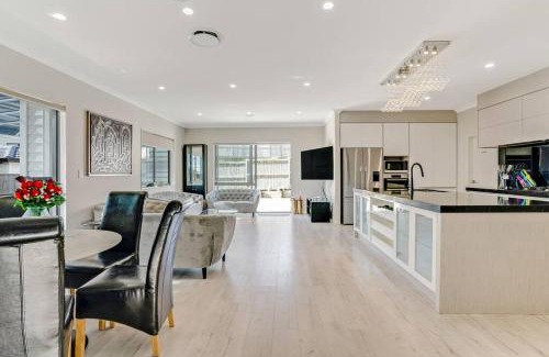 Flat Bush Maison | 5 BDR Flat Bush Mansion - Central Aircon, Fast WiFi, Pool Table, Netflix and More!