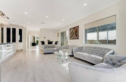 Flat Bush Maison | 5 BDR Flat Bush Mansion - Central Aircon, Fast WiFi, Pool Table, Netflix and More!