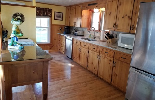 North Sebago Maison | Belle maison au bord du lac sur le lac Sebago, à 100 pieds de la plage de sable