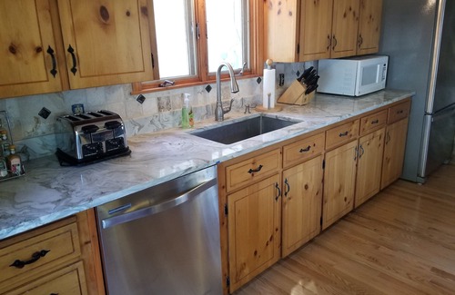 North Sebago Maison | Belle maison au bord du lac sur le lac Sebago, à 100 pieds de la plage de sable
