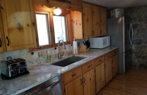 North Sebago Maison | Belle maison au bord du lac sur le lac Sebago, à 100 pieds de la plage de sable