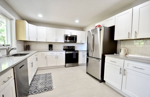 Columbine Valley Maison | 5-Bdrm-Remodeled-Modern-New-Appliances-Furniture