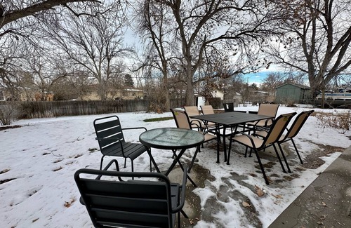 Columbine Valley Maison | 5-Bdrm-Remodeled-Modern-New-Appliances-Furniture
