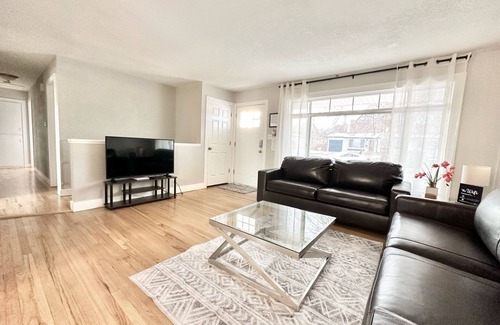 Columbine Valley Maison | 5-Bdrm-Remodeled-Modern-New-Appliances-Furniture