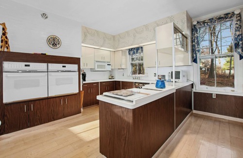 Newburgh Maison | 5 bdrm Victorian, built in 1881-With 21 rooms, on a hill on 4 VERY private acres