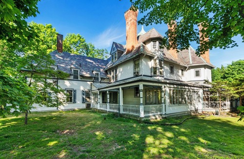 Newburgh Maison | 5 bdrm Victorian, built in 1881-With 21 rooms, on a hill on 4 VERY private acres