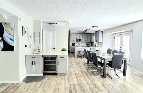North Central Westminster Maison | 5 bdrms; King Beds, 2 kitchens; Dine/Shop/Scenic Trail; Easy Access to Downtown!