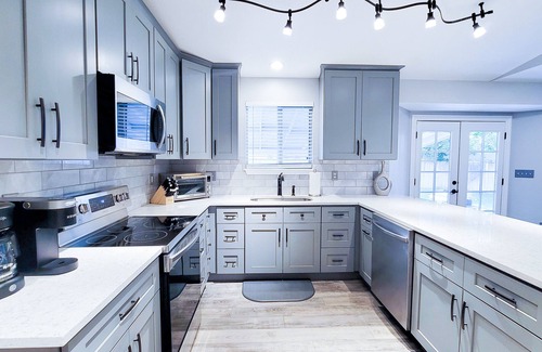 North Central Westminster Maison | 5 bdrms; King Beds, 2 kitchens; Dine/Shop/Scenic Trail; Easy Access to Downtown!
