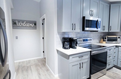 North Central Westminster Maison | 5 bdrms; King Beds, 2 kitchens; Dine/Shop/Scenic Trail; Easy Access to Downtown!