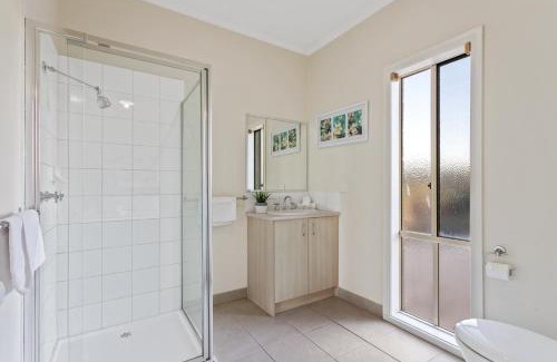 Bulla Villa | 5 Bdrms Loemans Lodge - Close to Calder Park, Melb Airport