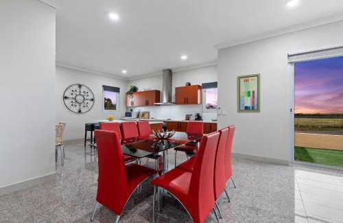 Bulla Villa | 5 Bdrms Loemans Lodge - Close to Calder Park, Melb Airport